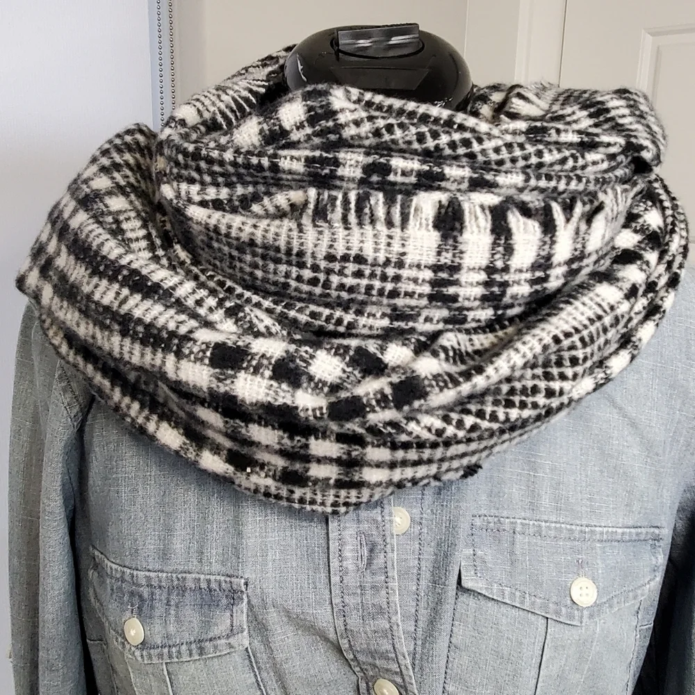 NWT OLD NAVY OVERSIZE BLANKET SCARF SHAWL WRAP BLACK & WHITE PLAID WOMEN OS